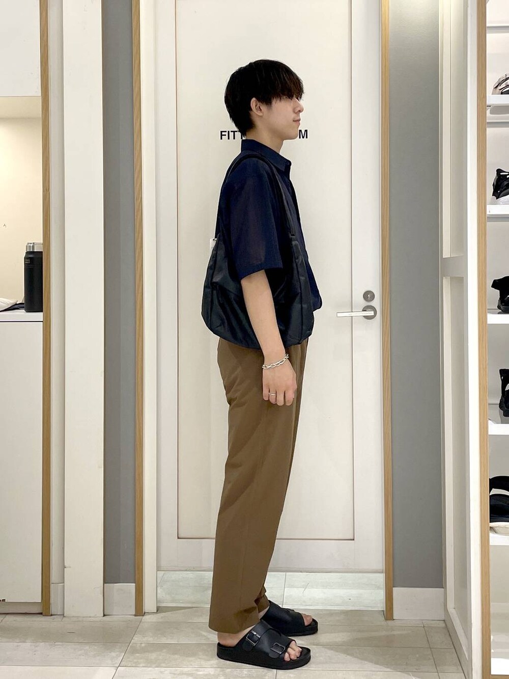 ブラック系のショルダーバッグ、ブルー系のシャツ/ブラウス、イエロー系のその他パンツを着用したメンズの夏コーディネートの3枚目の写真