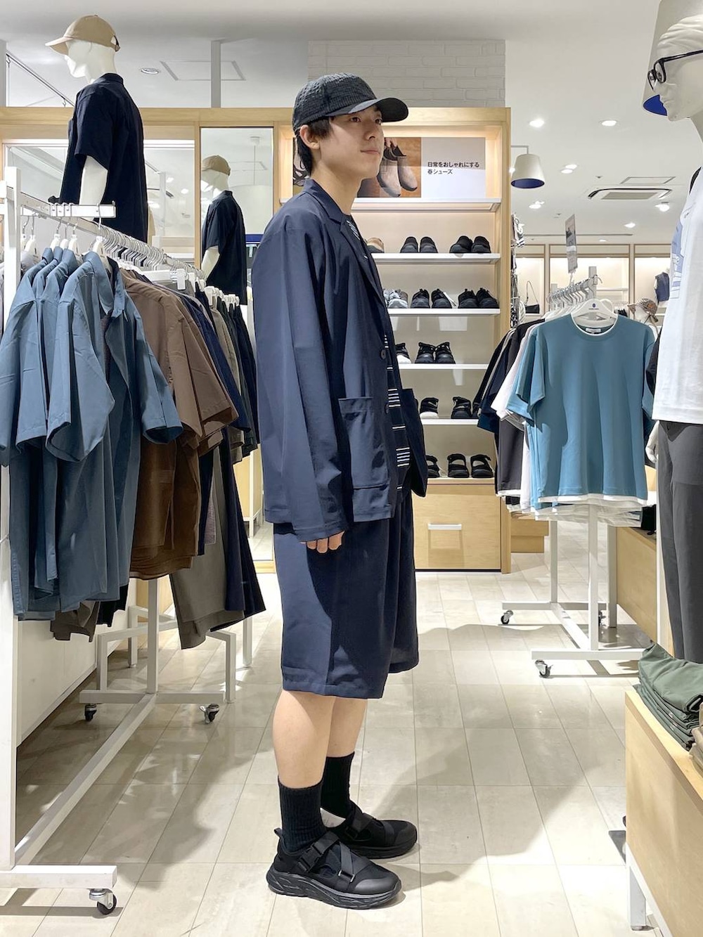 ブルー系のテーラードジャケット、ブルー系のその他パンツ、ブラック系のサンダルを着用したメンズの夏コーディネートの4枚目の写真