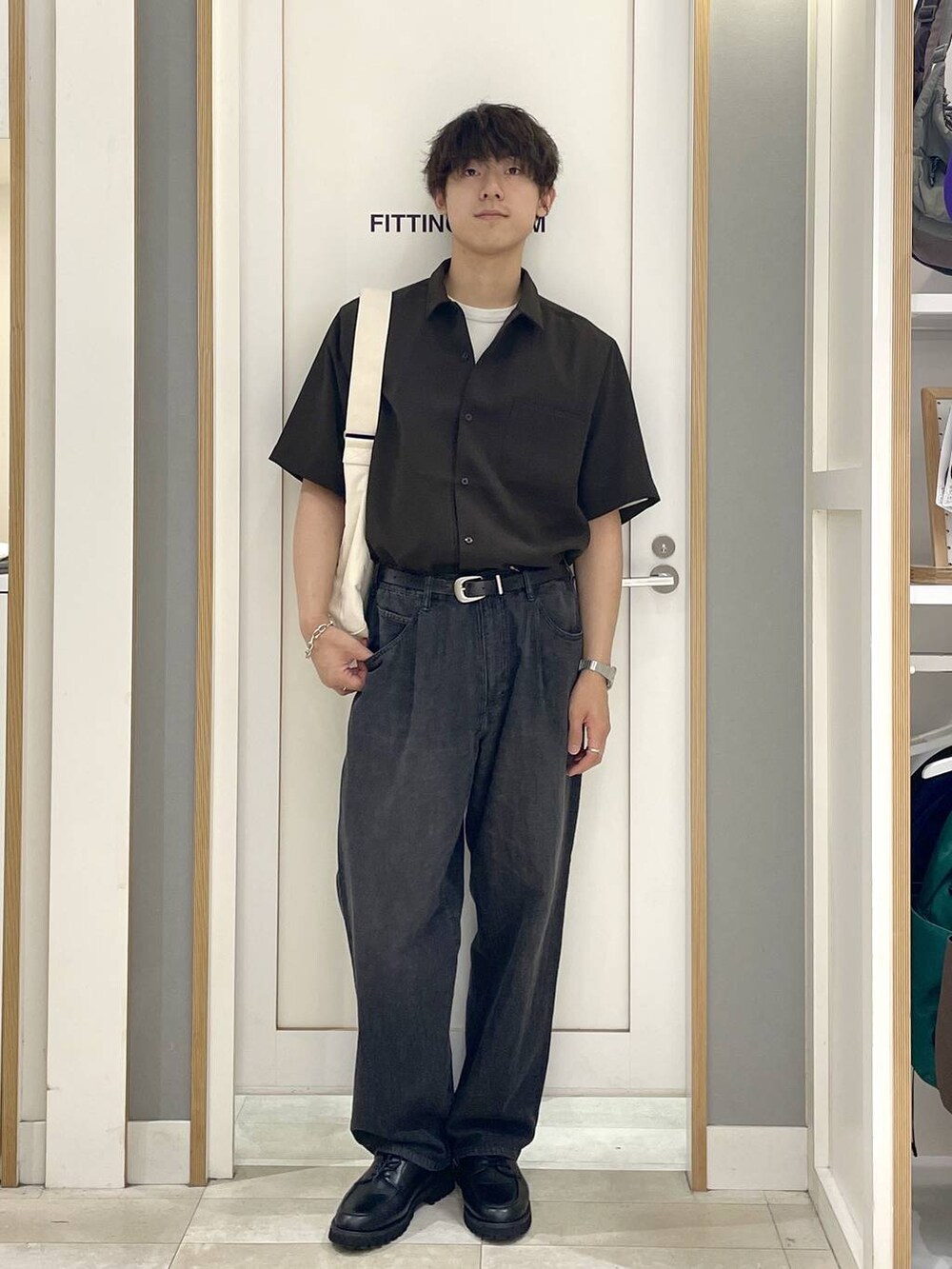 ベージュ系のショルダーバッグ、ベージュ系のTシャツ/カットソー、グレー系のその他シューズを着用したメンズの夏コーディネートの2枚目の写真