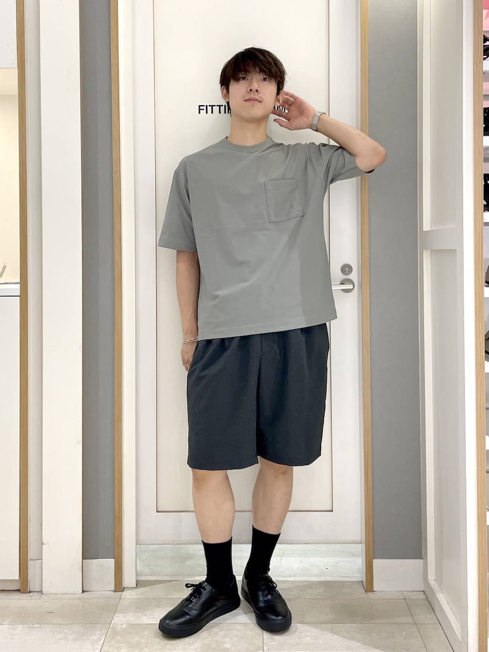 グレー系のその他シューズ、ホワイト系のTシャツ/カットソー、ブラック系のシャツ/ブラウスを着用したメンズの夏コーディネートの4枚目の写真
