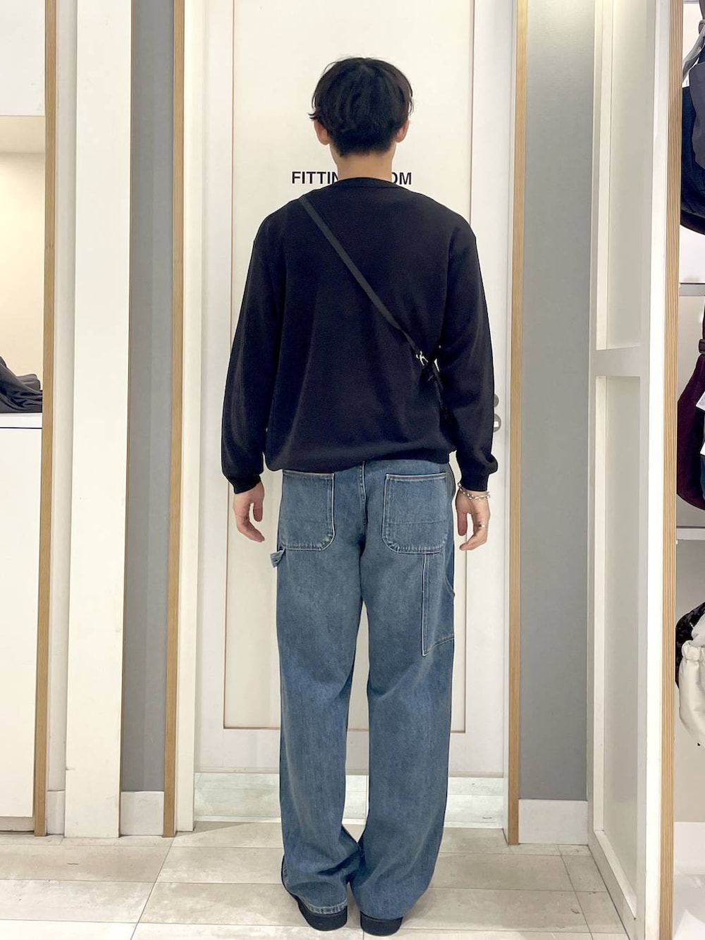 グレー系のその他シューズ、グレー系のショルダーバッグ、ブルー系のデニムパンツを着用したメンズの秋コーディネートの5枚目の写真