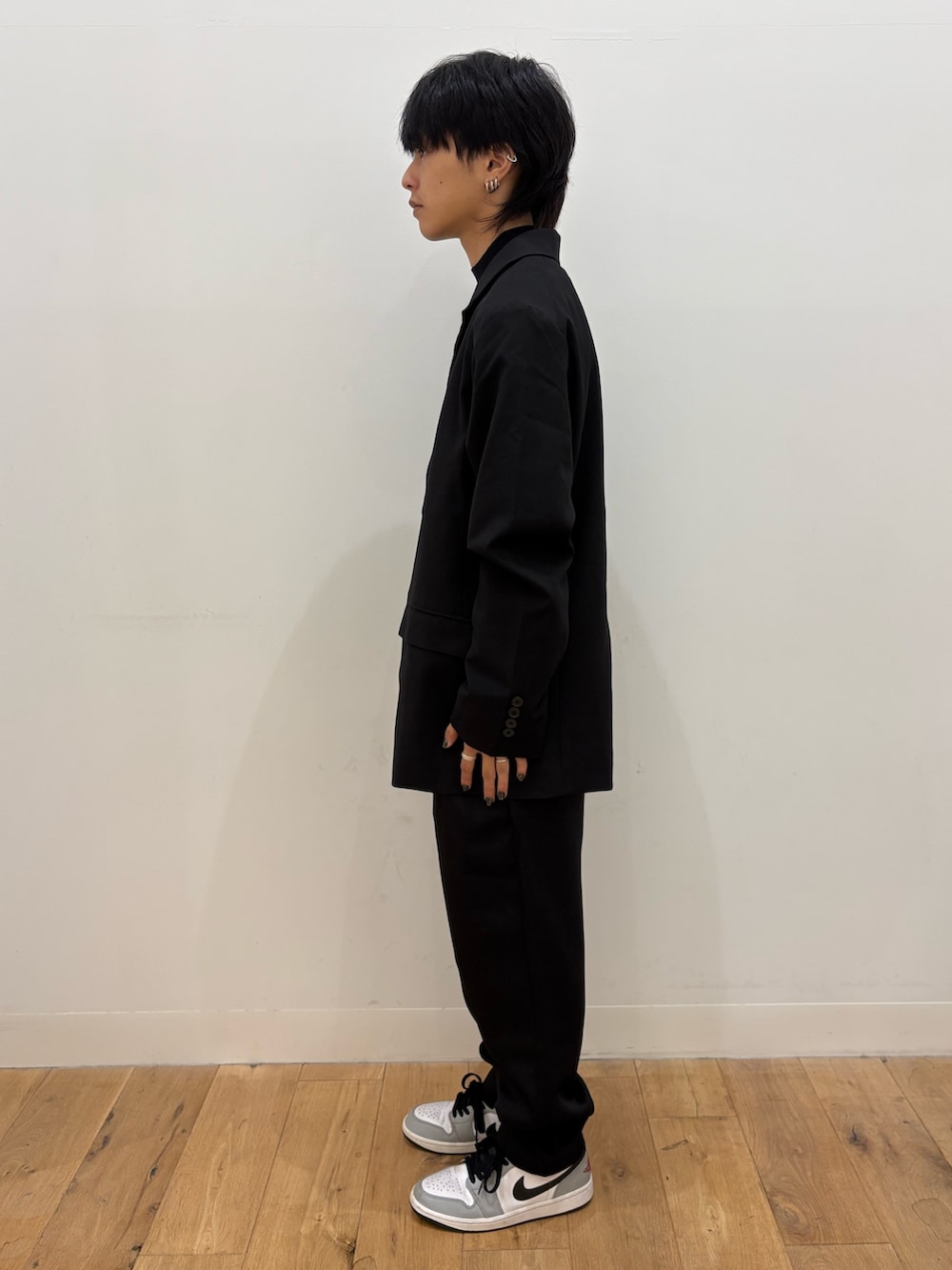 ブラック系のその他アウター、ブラック系のニット/セーター、ブラック系のその他パンツを着用したメンズの秋コーディネートの3枚目の写真