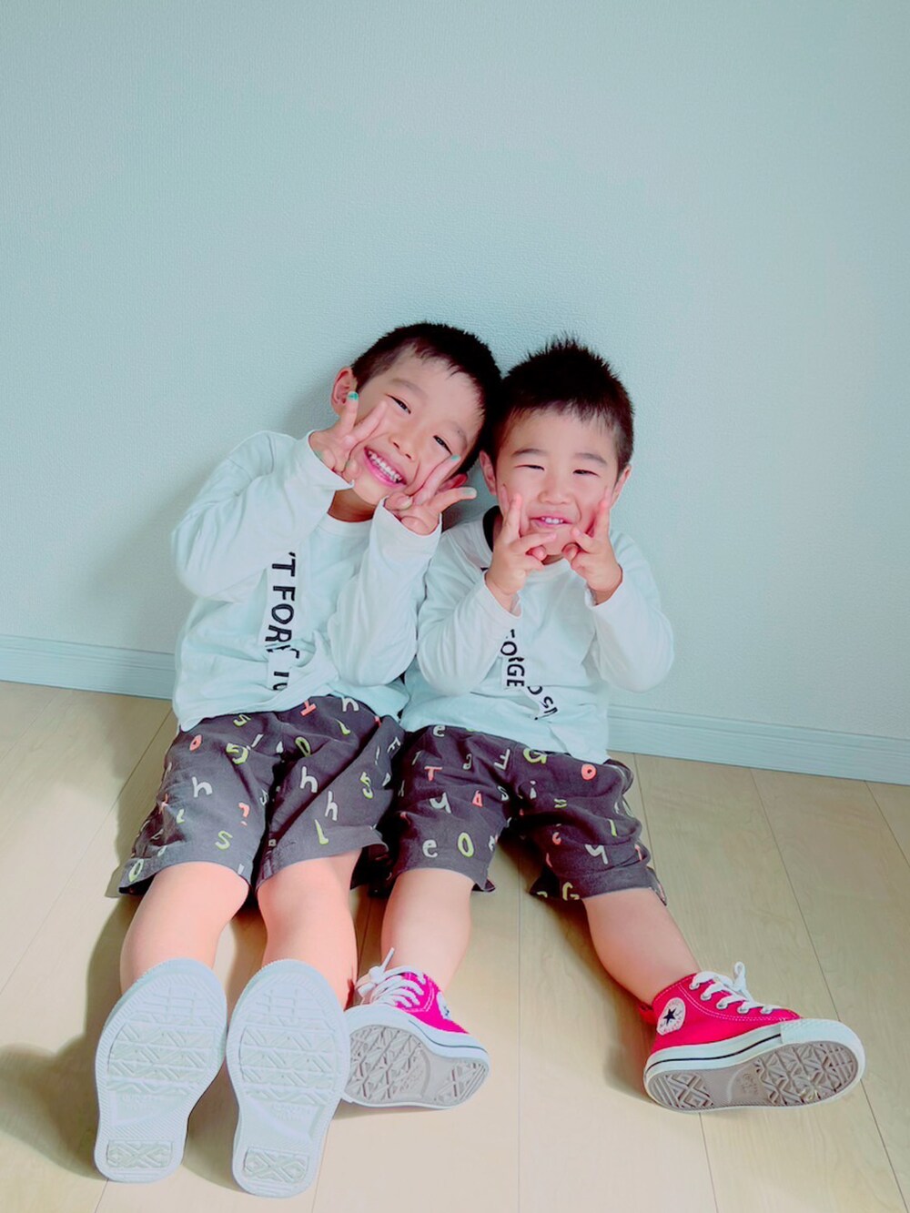 グレー系のその他パンツ、ホワイト系のTシャツ/カットソー、ブルー系のスニーカーを着用したキッズの秋コーディネートの3枚目の写真