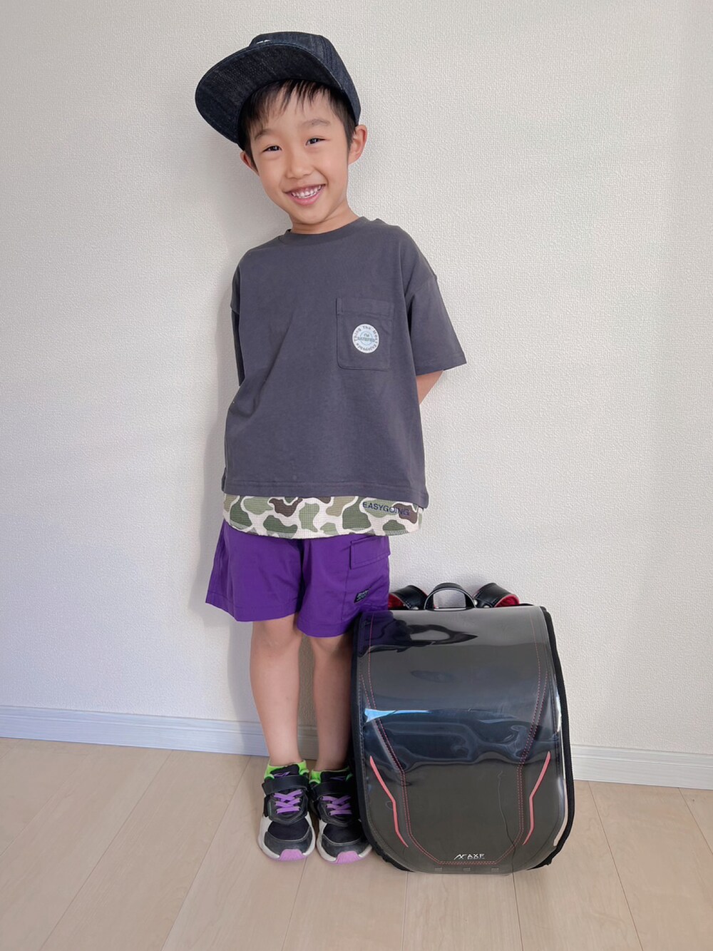 「春夏コーデ、カラーパンツ、今日のコーデ、おとこのこ、パープル、BREEZE、ランドセル、通学コーデ、THE NORTH FACE、スニーカー、キッズコーデ、Tシャツ、ビタミンカラー」｜「GLOBAL WORKの瞬足/配色スニーカー/277904（スニーカー、ブラック系）」を使った、minagi☺︎さん（キッズ・110cm）の春コーディネートの2枚目の写真