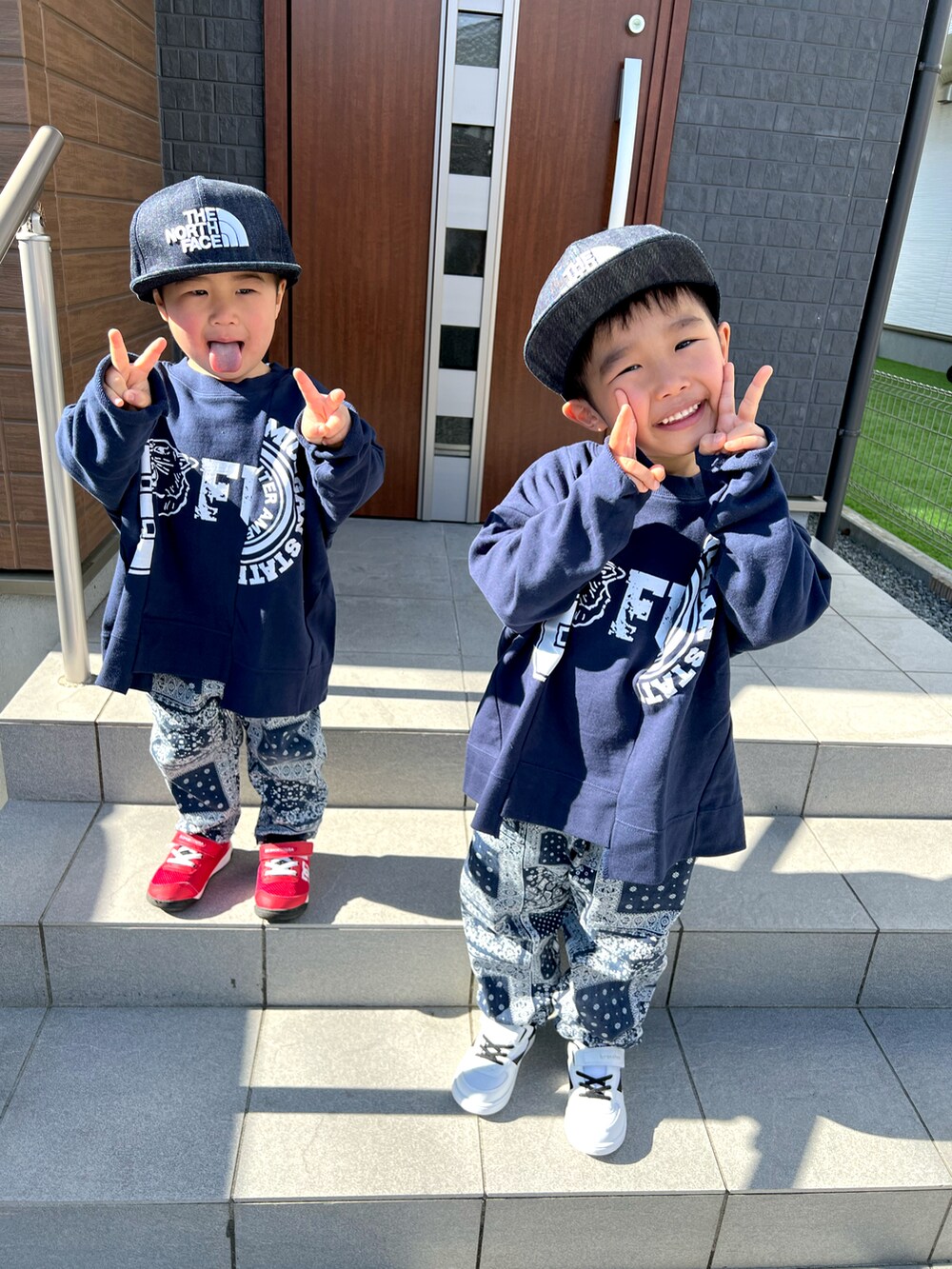 「キッズファッション、モノトーンコーデ、ビッグシルエット、スニーカー、BREEZE、キャップ、THE NORTH FACE、兄弟コーディネート、アメカジ、モノトーン、休日スタイル、男の子、リンクコーデ、白スニーカー」｜「THE NORTH FACEのザ ノース フェイス THE NORTH FACE Kids' Trucker Cap（キャップ、ブルー系）」を使った、minagi☺︎さん（キッズ・110cm）の冬コーディネートの2枚目の写真