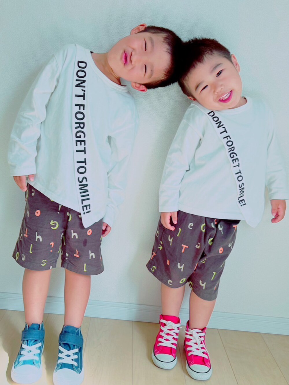 グレー系のその他パンツ、ホワイト系のTシャツ/カットソー、ブルー系のスニーカーを着用したキッズの秋コーディネートの2枚目の写真