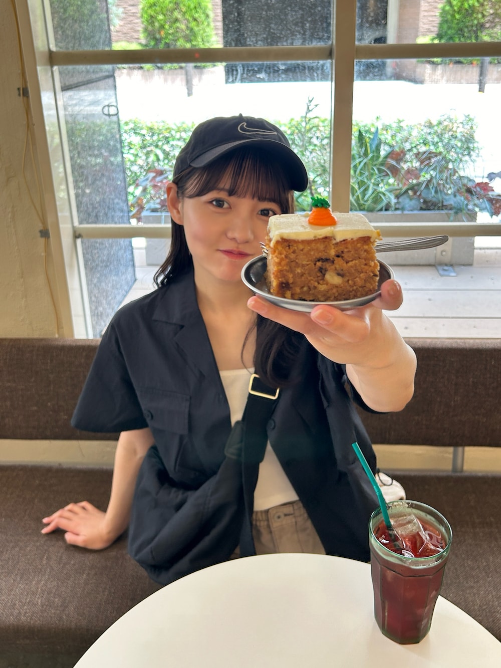 「プチプラ、スポーツミックス、休日スタイル、夏コーデ、メンズライク、ストリート、スニーカー、カーゴパンツ、デニム、シャツスタイル、レイヤードスタイル、キャップ、お出かけコーデ、韓国ファッション、パンツスタイル」｜「NIKEのナイキ スポーツウェア ヘリテージ 86 アジャスタブル キャップ / Nike Sportswear Heritage 86 Adjustable Cap（キャップ、ブラック系）」を使った、みさねさん（骨格ストレート・レディース・158cm）の夏コーディネートの2枚目の写真