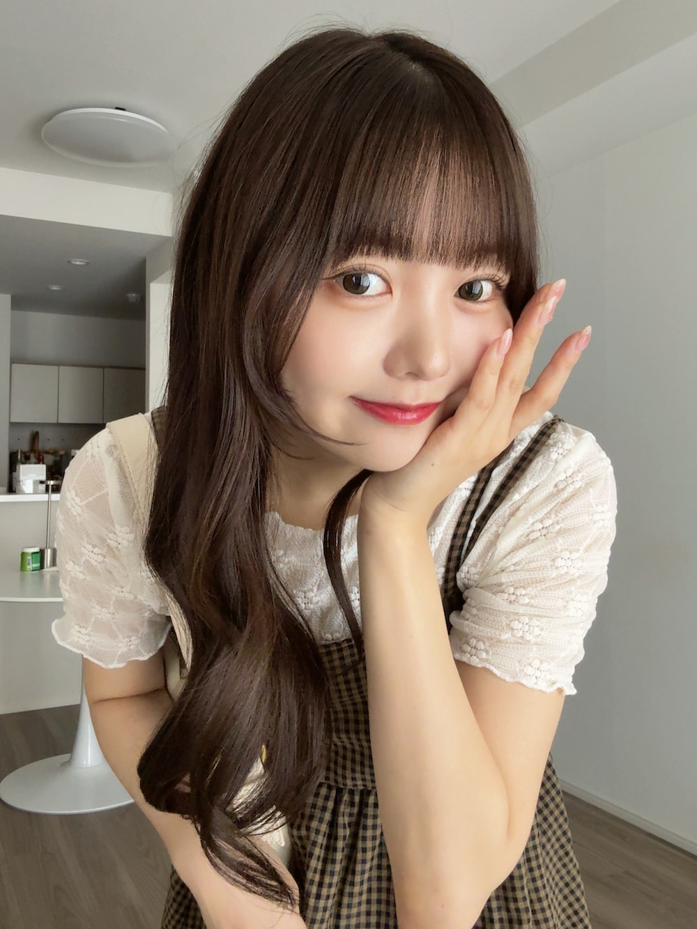 ホワイト系のTシャツ/カットソー、ブラウン系のワンピース、ホワイト系のハンドバッグを着用したレディースの秋コーディネートの5枚目の写真