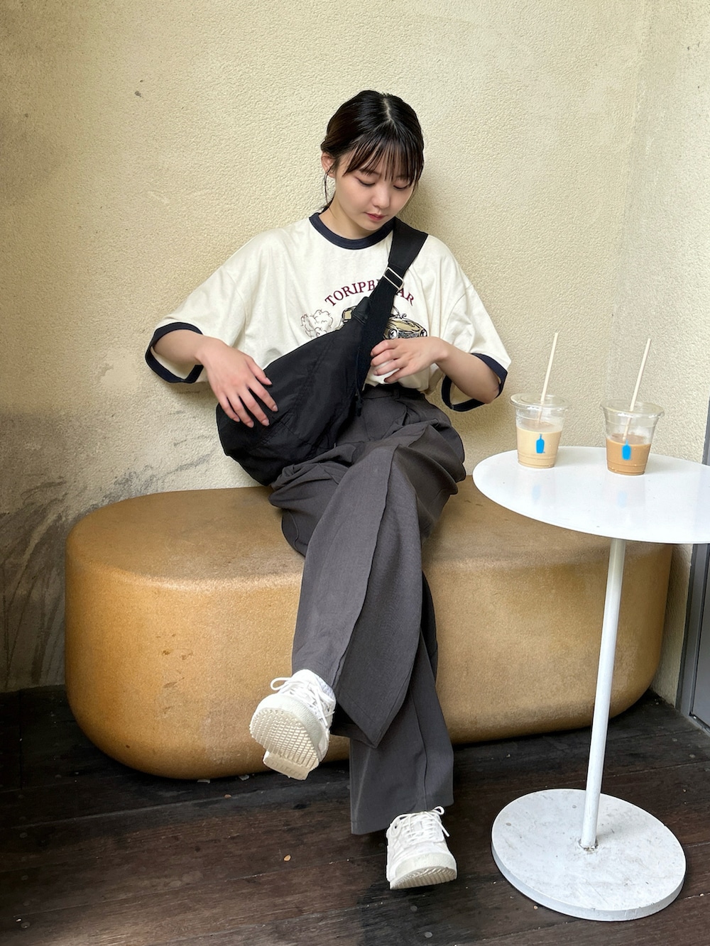 「スポーツミックス、休日スタイル、きれいめカジュアル、夏コーデ、スラックス、シンプル、カジュアル、Tシャツ、プチプラ、お出かけコーデ、ゆるコーデ、ショルダーバッグ、スニーカー、韓国ファッション、ストリート」｜「apres jour mignonの【apresjour mignon×ARIAZ】ショルダーバッグ（ショルダーバッグ、ブラック系）」を使った、みさねさん（骨格ストレート・レディース・158cm）の夏コーディネートの4枚目の写真