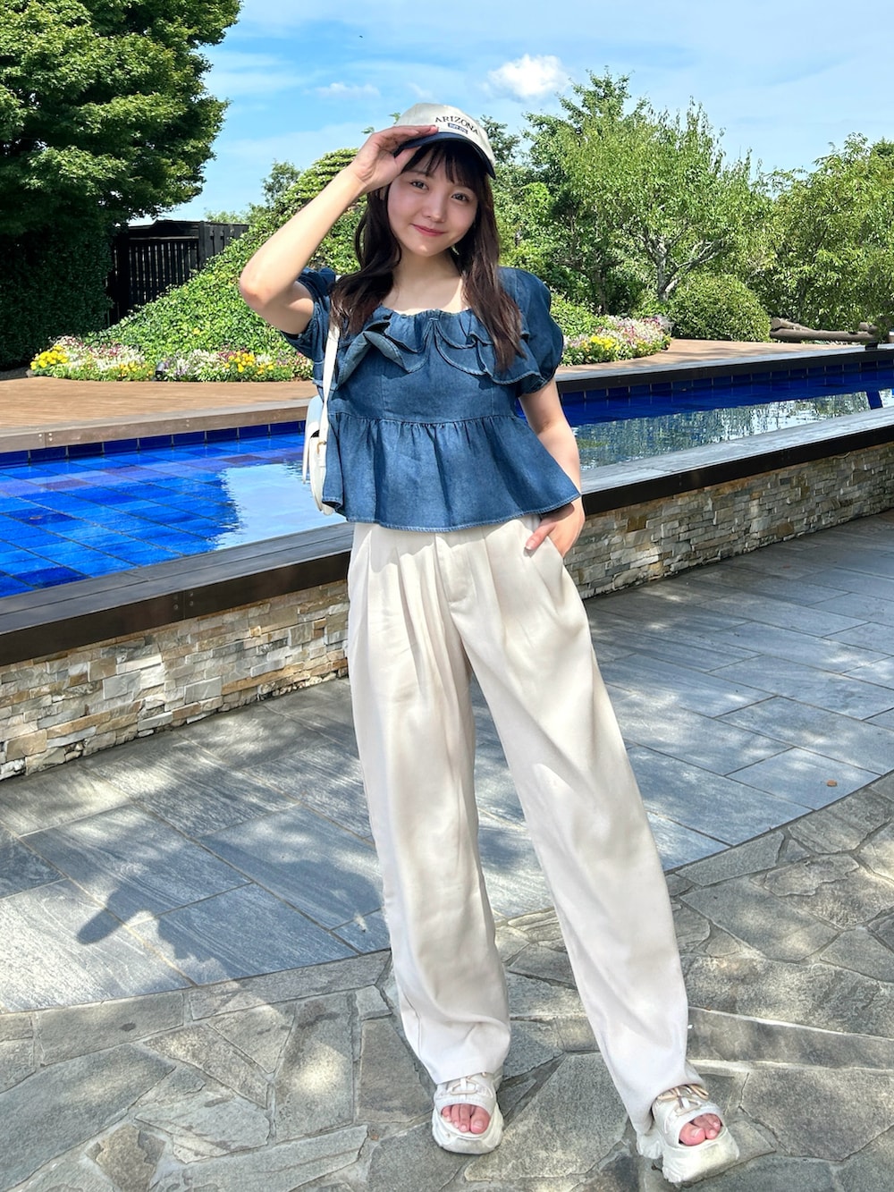 「プチプラ、夏コーデ、アツいコーデ全部見せ、デニム、きれいめカジュアル、パンツスタイル、韓国ファッション、カジュアル、シンプル、秋先取りコーデ、お出かけコーデ、サンダル、キャップ、楽チンコーデ、古着MIX」｜「Cham.のデニムフリルブラウス（シャツ/ブラウス、ブルー系）」を使った、みさねさん（骨格ストレート・レディース・158cm）の夏コーディネートの2枚目の写真
