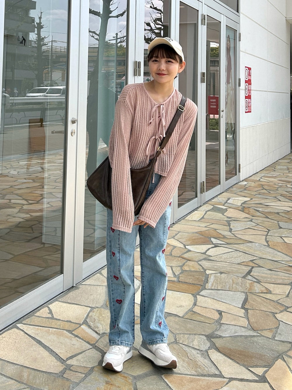 「春夏コーデ、デニム、スニーカー、パステルカラー、韓国ファッション、シンプルコーデ、デートコーデ、プチプラ、お出かけコーデ、きれいめカジュアル、休日スタイル、古着MIX、キャップ、シアートップス、骨格ストレート」｜「moment+の前後2WAYストライプメッシュショート丈(45cm)＆レギュラー丈(68cm)リボンカーディガン（カーディガン/ボレロ、ピンク系）」を使った、みさねさん（骨格ストレート・レディース・158cm）の春コーディネートの3枚目の写真