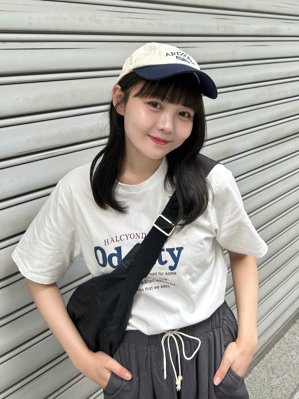 ブルー系のその他パンツ、ベージュ系のスニーカー、ホワイト系のTシャツ/カットソーを着用したレディースの夏コーディネートの5枚目の写真