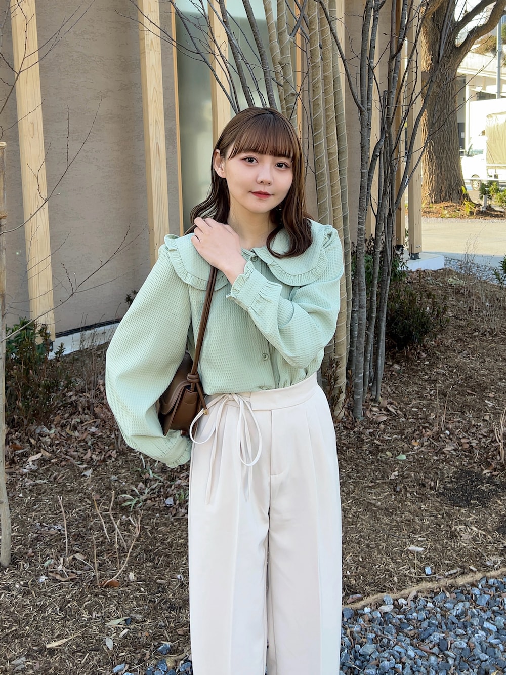 「春のおしゃ見えテクニック、休日スタイル、春コーデ、春服みてみて、パステルカラー、お出かけコーデ、スニーカー、シンプルコーデ、春服、オトナカジュアル、カジュアルスタイル、デートコーデ、ブラウス、パンツスタイル、春カラー」｜「Cham.のウエストリボンワイドパンツ（その他パンツ、ベージュ系）」を使った、みさねさん（骨格ストレート・レディース・158cm）の春コーディネートの2枚目の写真