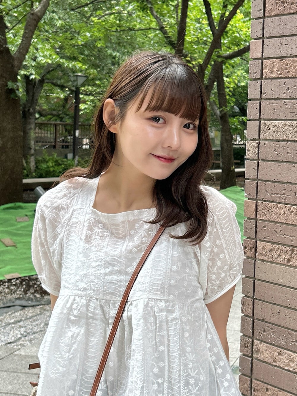 「プチプラ、デートコーデ、夏コーデ、お出かけコーデ、休日スタイル、シンプルコーデ、オトナカジュアル、きれいめカジュアル、デニム、フェスコーデ、スニーカー、ショルダーバッグ、韓国ファッション、カジュアルコーデ、ブラウス」｜「Cham.のスクエアネックサマーブラウス（シャツ/ブラウス、ホワイト系）」を使った、みさねさん（骨格ストレート・レディース・158cm）の夏コーディネートの5枚目の写真