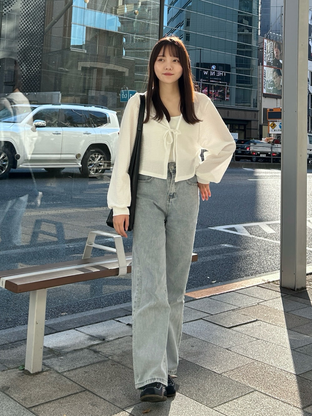 「最近のいい感じコーデ、デニム、ホワイト、シンプル、カジュアル、ラクチンコーデ、ゆるコーデ、ストリート、プチプラ、韓国ファッション、スニーカー、トートバッグ、秋コーデ、休日スタイル、お出かけコーデ」｜「w closetの【カップ付き】バッククロスキャミソール（キャミソール、ホワイト系）」を使った、みさねさん（レディース・158cm）の冬コーディネートの3枚目の写真