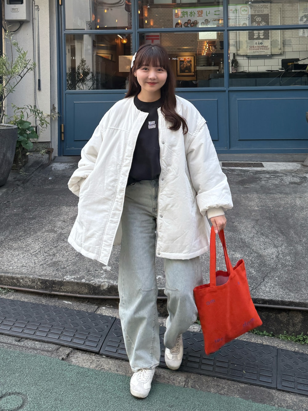 「今日のコーデ、春コーデ、春色、プチプラ、デニム、トートバッグ、オレンジ、スニーカー、お出かけコーデ、休日スタイル、きれいめカジュアル、大人カジュアル、ストリート、韓国ファッション、ゆるコーデ」｜「PUBLUXのMARY QUANT × PUBLUX/マリークワント 袖刺繍 オーガンジー スウェット　限定展開（スウェット、ブラック系）」を使った、みさねさん（骨格ストレート・レディース・158cm）の春コーディネートの2枚目の写真
