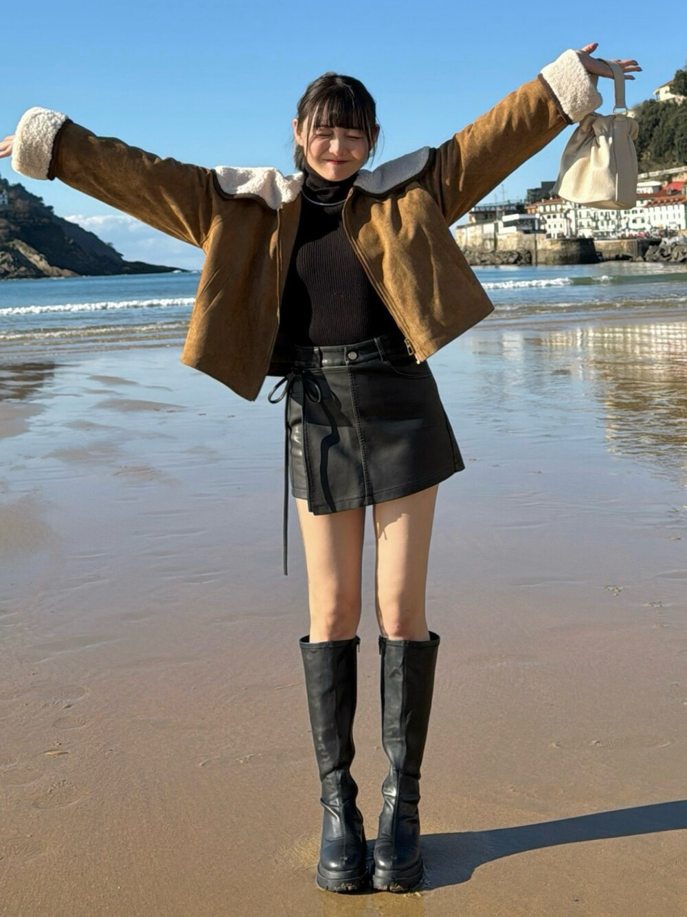 ブラック系のその他パンツ、イエロー系のブルゾン、ホワイト系のハンドバッグを着用したレディースの冬コーディネートの5枚目の写真