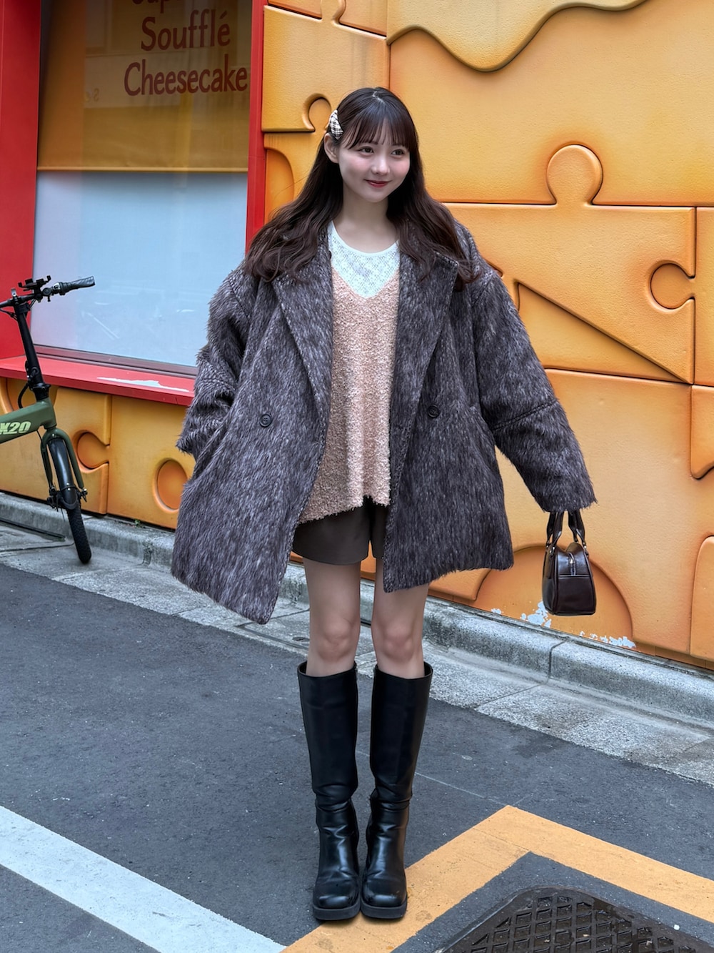 「ロンT、プチプラ、シアートップス、ベスト、ピンク、レイヤードスタイル、春コーデ、ロングブーツ、ブーツ、デートコーデ、きれいめカジュアル、大人かわいい、ショートパンツ、ワントーンコーデ、お出かけコーデ」｜「GLOBAL WORKのアイテム（ベスト、ピンク系）」を使った、みさねさん（骨格ストレート・レディース・158cm）の春コーディネートの4枚目の写真