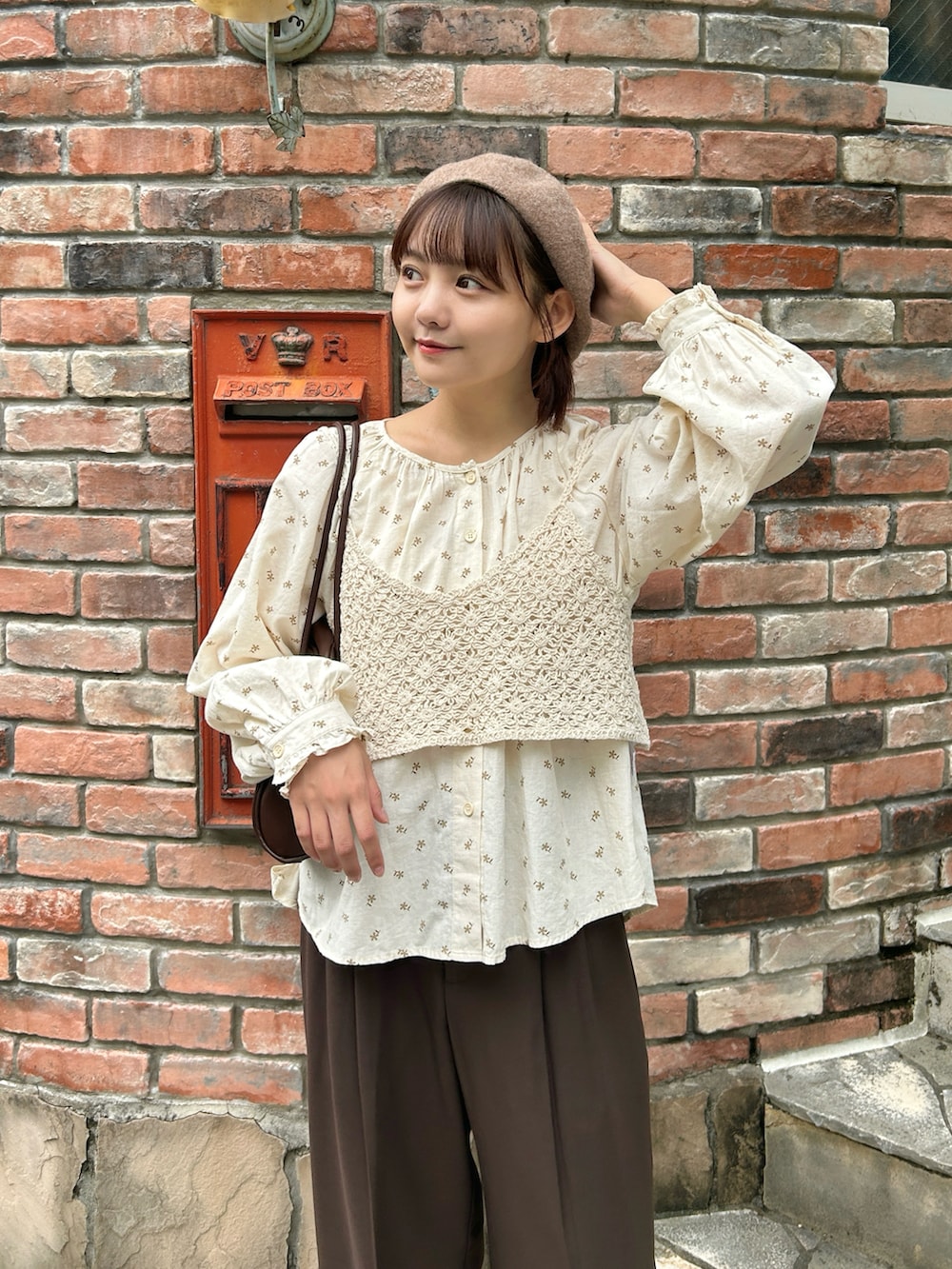 ベージュ系のベスト、ブラウン系のシャツ/ブラウス、ブラウン系のパンツを着用したレディースの秋コーディネートの3枚目の写真