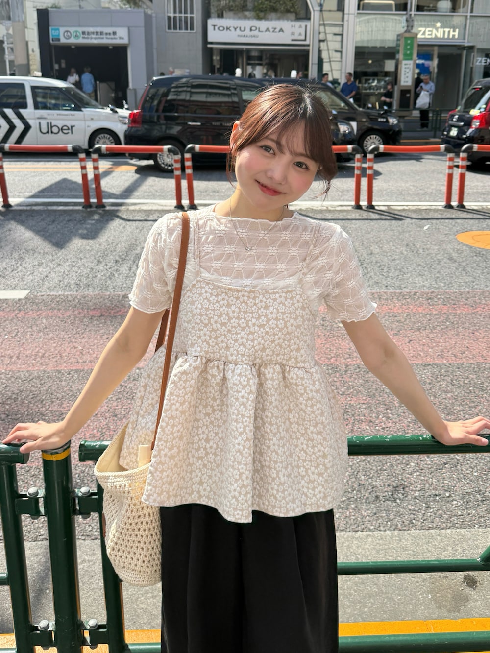 「ショルダーバッグ、レイヤードスタイル、柄シャツ、ワイドパンツ、雨の日コーデ、きれいめカジュアル、オトナカジュアル、大人かわいい、韓国ファッション、プチプラ、お出かけコーデ、休日スタイル、ゆるコーデ、デートコーデ、ビスチェ」｜「GOLDYの【GOLDY/ゴールディ】ぷっくりトライアングルネックレス（ネックレス、シルバー系）」を使った、みさねさん（骨格ストレート・レディース・158cm）の春コーディネートの2枚目の写真