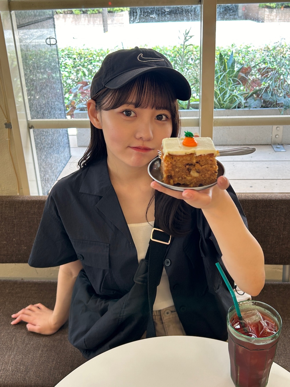 「プチプラ、スポーツミックス、休日スタイル、夏コーデ、メンズライク、ストリート、スニーカー、カーゴパンツ、デニム、シャツスタイル、レイヤードスタイル、キャップ、お出かけコーデ、韓国ファッション、パンツスタイル」｜「NIKEのナイキ スポーツウェア ヘリテージ 86 アジャスタブル キャップ / Nike Sportswear Heritage 86 Adjustable Cap（キャップ、ブラック系）」を使った、みさねさん（骨格ストレート・レディース・158cm）の夏コーディネートの3枚目の写真