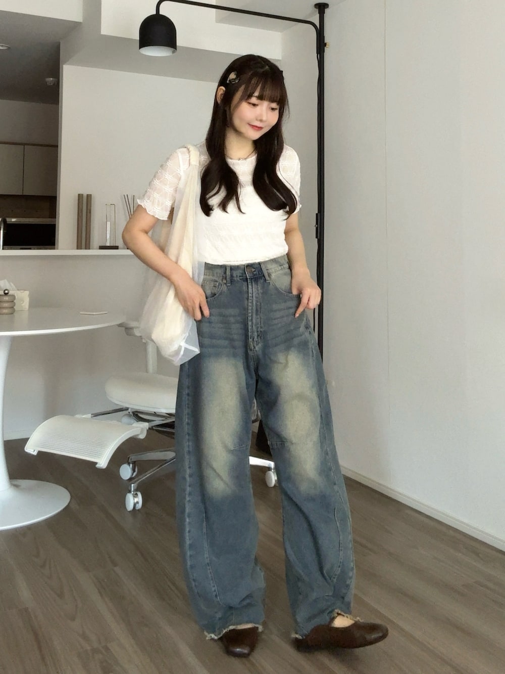 ホワイト系のTシャツ/カットソー、ホワイト系のキャミソール、ホワイト系のトートバッグを着用したレディースの秋コーディネートの3枚目の写真