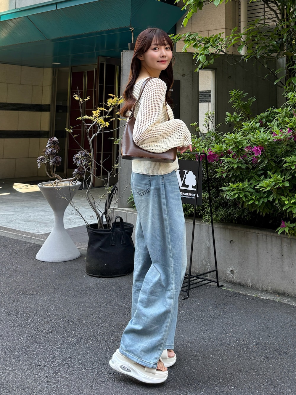 「最近のいい感じコーデ、レイヤードスタイル、韓国ファッション、ワイドパンツ、サンダル、厚底シューズ、デニム、シンプルコーデ、きれいめカジュアル、カジュアル、春夏コーデ、休日スタイル、お出かけコーデ、デートコーデ、ゆるコーデ」｜「Shoes in Closetの厚底 クッション ボリュームソール クロスベルト スポーツサンダル 2471（サンダル、ホワイト系）」を使った、みさねさん（骨格ストレート・レディース・158cm）の春コーディネートの2枚目の写真
