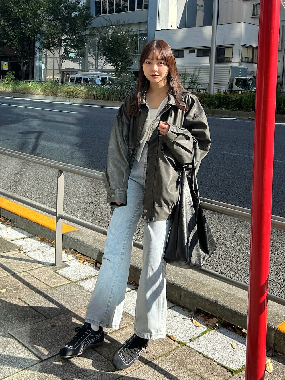 ブルー系のデニムパンツ、ブラック系のバッグ、ホワイト系のカーディガン/ボレロを着用したレディースの冬コーディネートの2枚目の写真