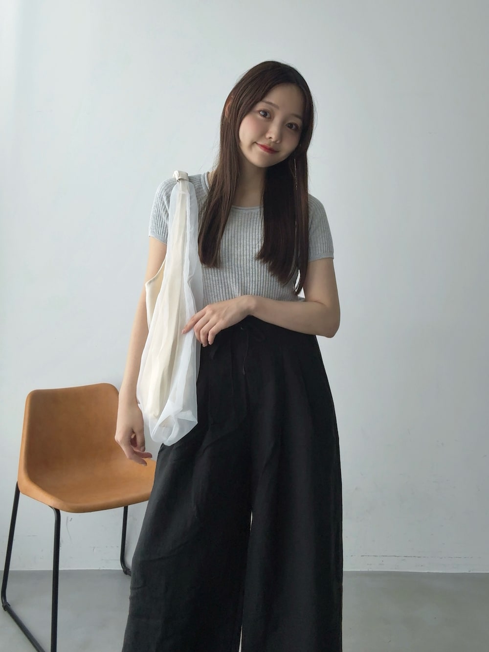 ホワイト系のサンダル、グレー系のニット/セーター、ブラック系のその他パンツを着用したレディースの夏コーディネートの3枚目の写真