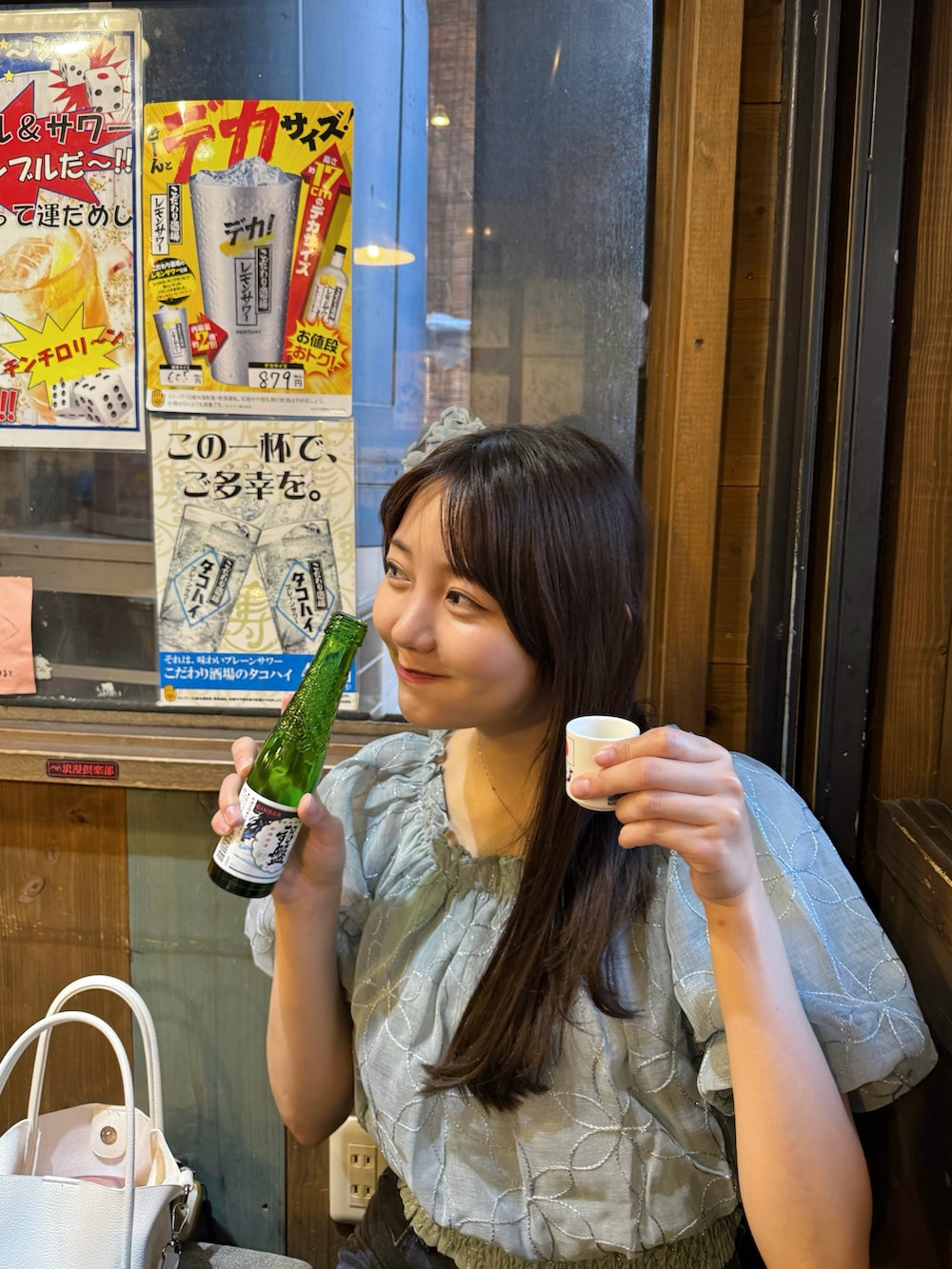 グリーン系のシャツ/ブラウス、ホワイト系のサンダル、ブラック系のデニムパンツを着用したレディースの夏コーディネートの3枚目の写真
