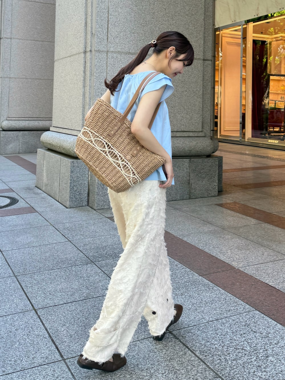 ブルー系のシャツ/ブラウス、ホワイト系のパンツ、ブラウン系のパンプスを着用したレディースの夏コーディネートの2枚目の写真
