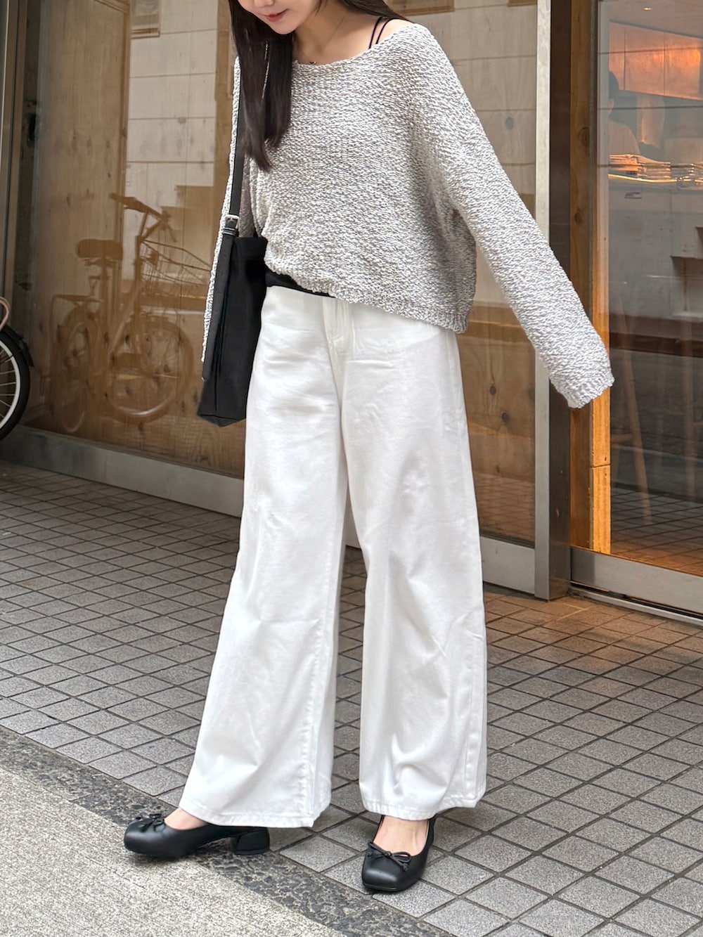 「ワイドパンツ、雨の日コーデ、モノトーン、デニム、ゆるコーデ、きれいめカジュアル、大人カジュアル、お出かけコーデ、休日スタイル、大人かわいい、パンツスタイル、パンプス、シンプル、やっぱり帽子が好き、グレー」｜「Luneaのウエストデザインワイドデニムパンツ（デニムパンツ、ホワイト系）」を使った、みさねさん（骨格ストレート・レディース・158cm）の春コーディネートの4枚目の写真