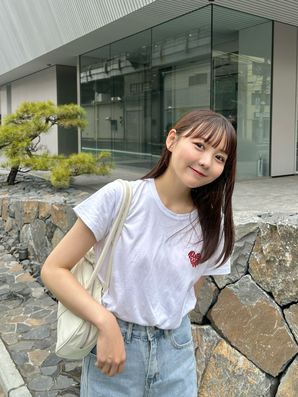 「アウトドアスタイル、淡色コーデ、Tシャツ、デニム、スニーカー、ショルダーバッグ、シンプル、カジュアル、ストリート、きれいめカジュアル、韓国ファッション、プチプラ、楽ちんコーデ、パンツスタイル、秋先取りコーデ」｜「Riberryのハートロゴラメ刺繍コンパクトTシャツ（Tシャツ/カットソー、ホワイト系）」を使った、みさねさん（骨格ストレート・レディース・158cm）の秋コーディネートの4枚目の写真