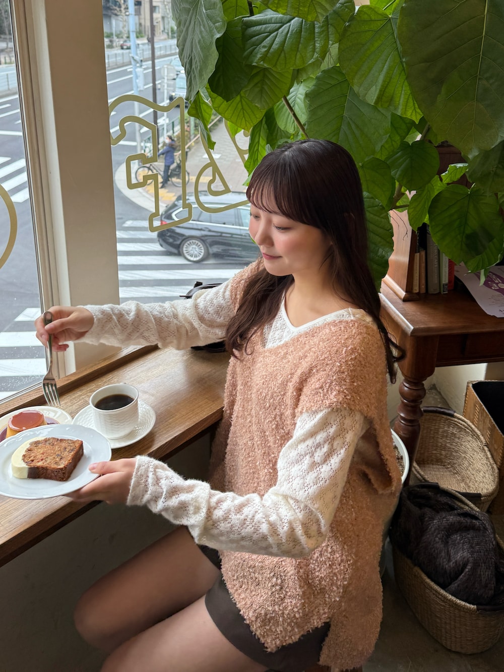 「ロンT、プチプラ、シアートップス、ベスト、ピンク、レイヤードスタイル、春コーデ、ロングブーツ、ブーツ、デートコーデ、きれいめカジュアル、大人かわいい、ショートパンツ、ワントーンコーデ、お出かけコーデ」｜「GLOBAL WORKのアイテム（ベスト、ピンク系）」を使った、みさねさん（骨格ストレート・レディース・158cm）の春コーディネートの3枚目の写真