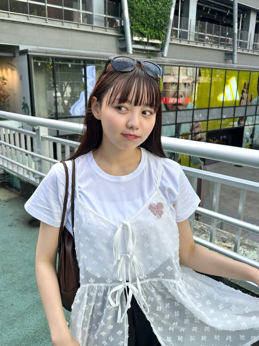 「秋コーデ、秋先取りコーデ、休日スタイル、今日のコーデ、モノトーン、シンプル、カジュアル、パンツスタイル、スニーカー、きれいめカジュアル、オトナカジュアル、スラックス、韓国ファッション、お出かけコーデ、キャミソール」｜「SHEINのアイテム（バッグ、ブラウン系）」を使った、みさねさん（骨格ストレート・レディース・158cm）の秋コーディネートの3枚目の写真