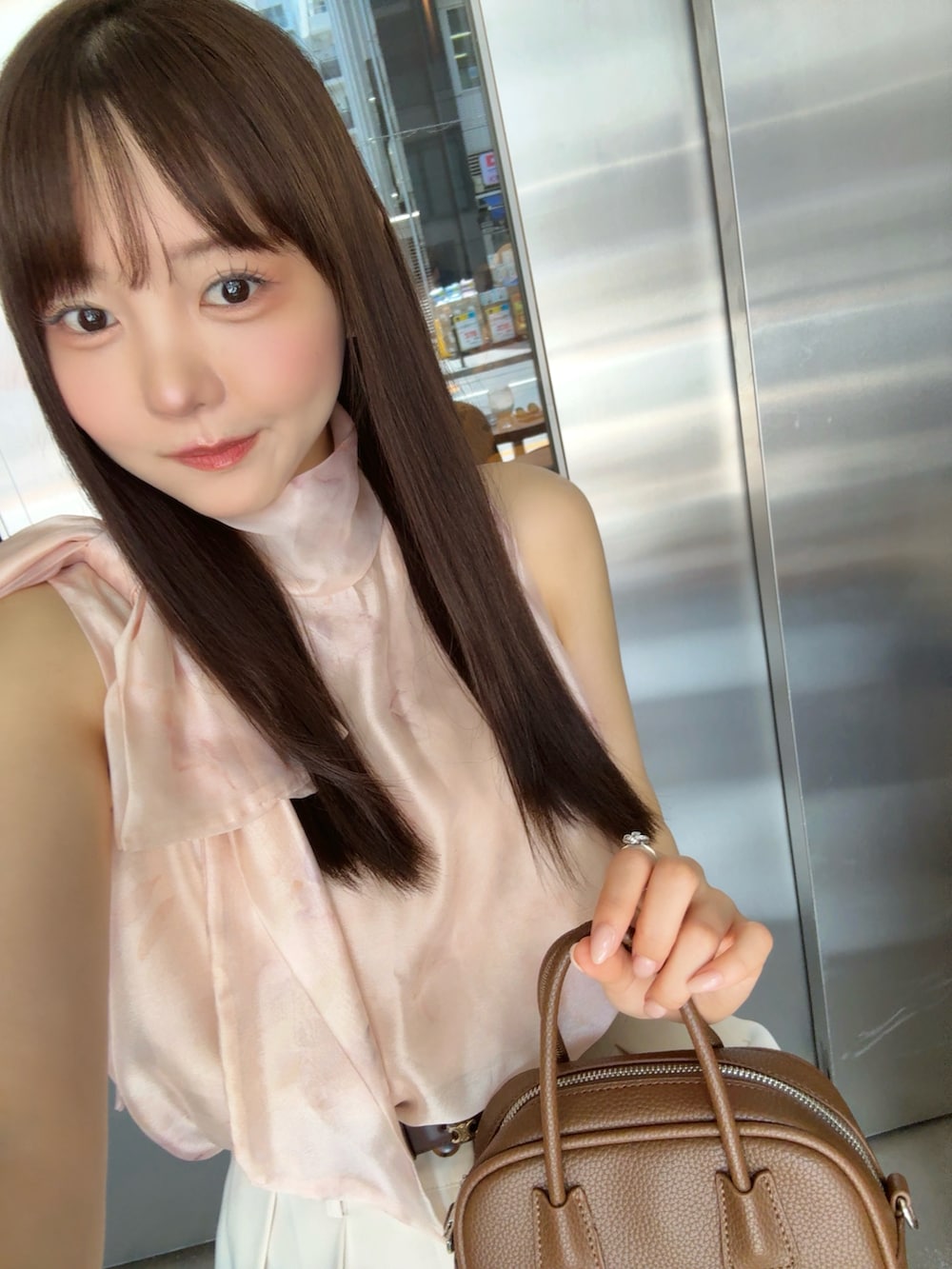 ホワイト系のサンダル、ピンク系のシャツ/ブラウス、ホワイト系のスラックスを着用したレディースの夏コーディネートの3枚目の写真