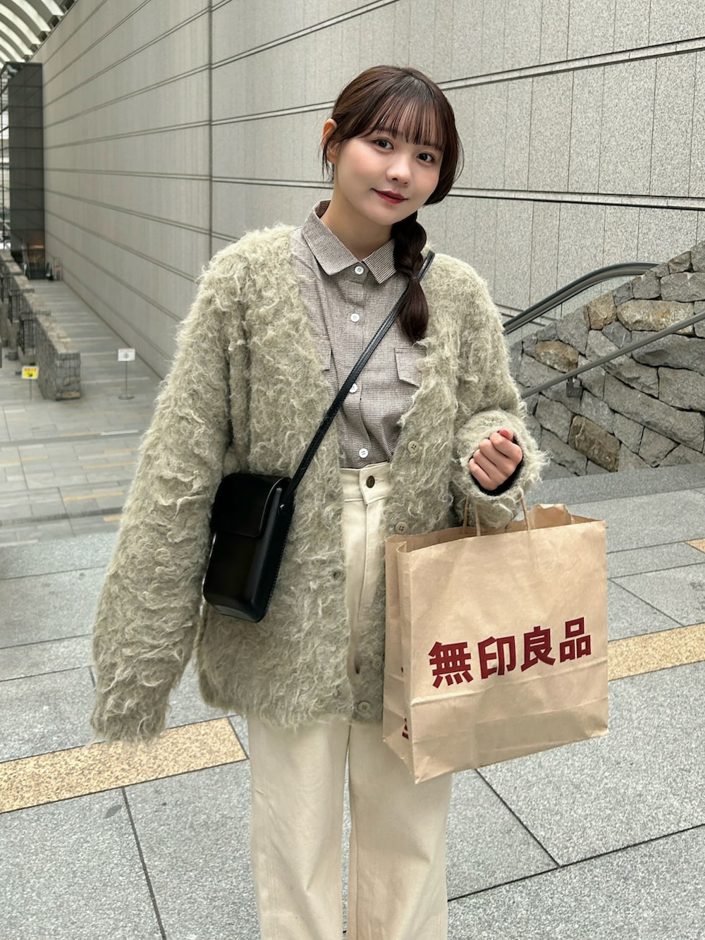 ブラウン系のシャツ/ブラウス、ブラック系のショルダーバッグ、グリーン系のカーディガン/ボレロを着用したレディースの冬コーディネートの4枚目の写真
