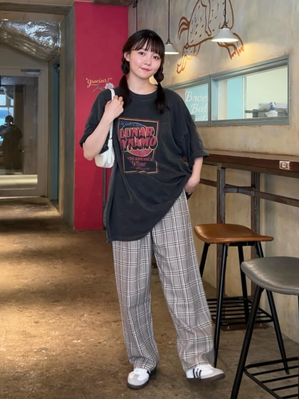 グレー系のTシャツ/カットソー、ブラウン系のその他パンツ、ホワイト系のスニーカーを着用したレディースの夏コーディネートの2枚目の写真