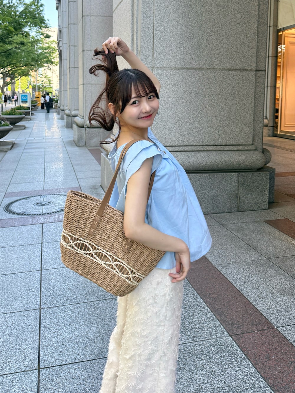ブルー系のシャツ/ブラウス、ホワイト系のパンツ、ブラウン系のパンプスを着用したレディースの夏コーディネートの3枚目の写真