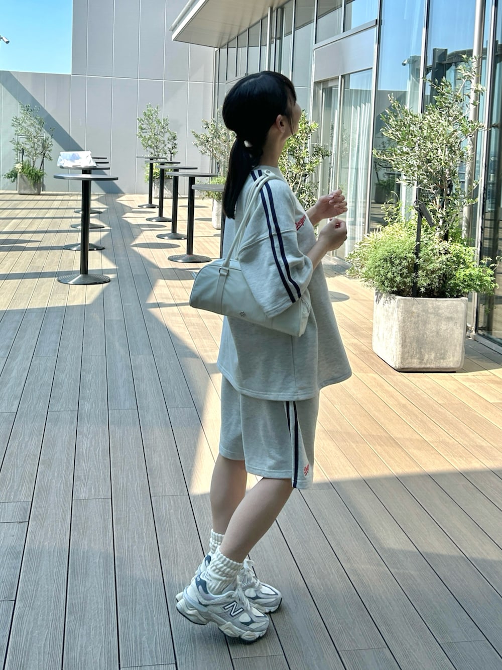 「セットアップ、カジュアル、メンズライク、プチプラ、夏コーデ、さらっと晴れやかスナップ、楽チンコーデ、韓国ファッション、お出かけコーデ、ゆるコーデ、ワントーンコーデ、スニーカー、厚底シューズ、スウェットパンツ、Tシャツ」｜「MLBのMLB/メジャーリーグベースボール 別注 セットアップ ワッペン刺繍  サイドライン ビッグシルエット半袖プルオーバースウェット＆ショートパンツ（セットアップ、ベージュ系）」を使った、みさねさん（骨格ストレート・レディース・158cm）の夏コーディネートの2枚目の写真