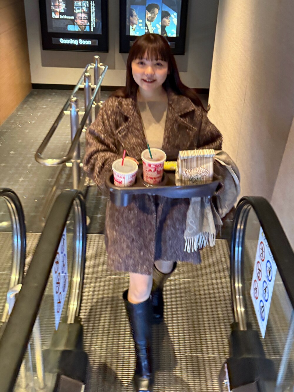 ブラウン系のスカート、レッド系のボストンバッグ、ブラウン系のピーコートを着用したレディースの冬コーディネートの5枚目の写真