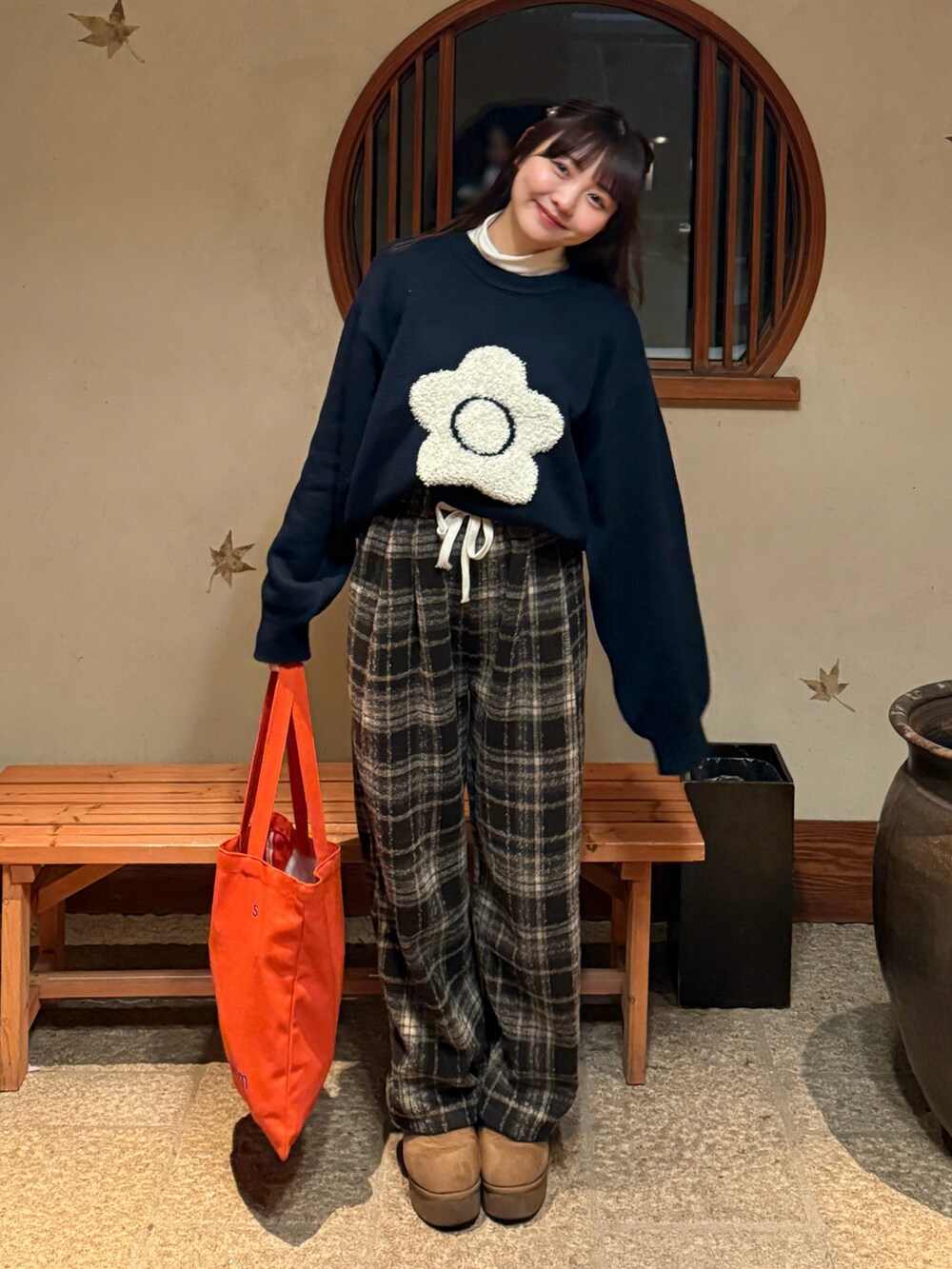ブルー系のニット/セーター、ホワイト系のトップス、ブラウン系のその他パンツを着用したレディースの春コーディネートの2枚目の写真