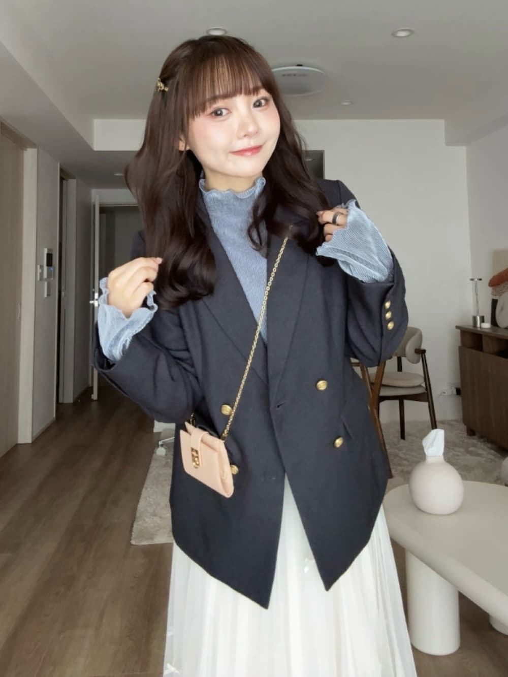 ホワイト系のスカート、グレー系のテーラードジャケット、ブルー系のTシャツ/カットソーを着用したレディースの春コーディネートの4枚目の写真