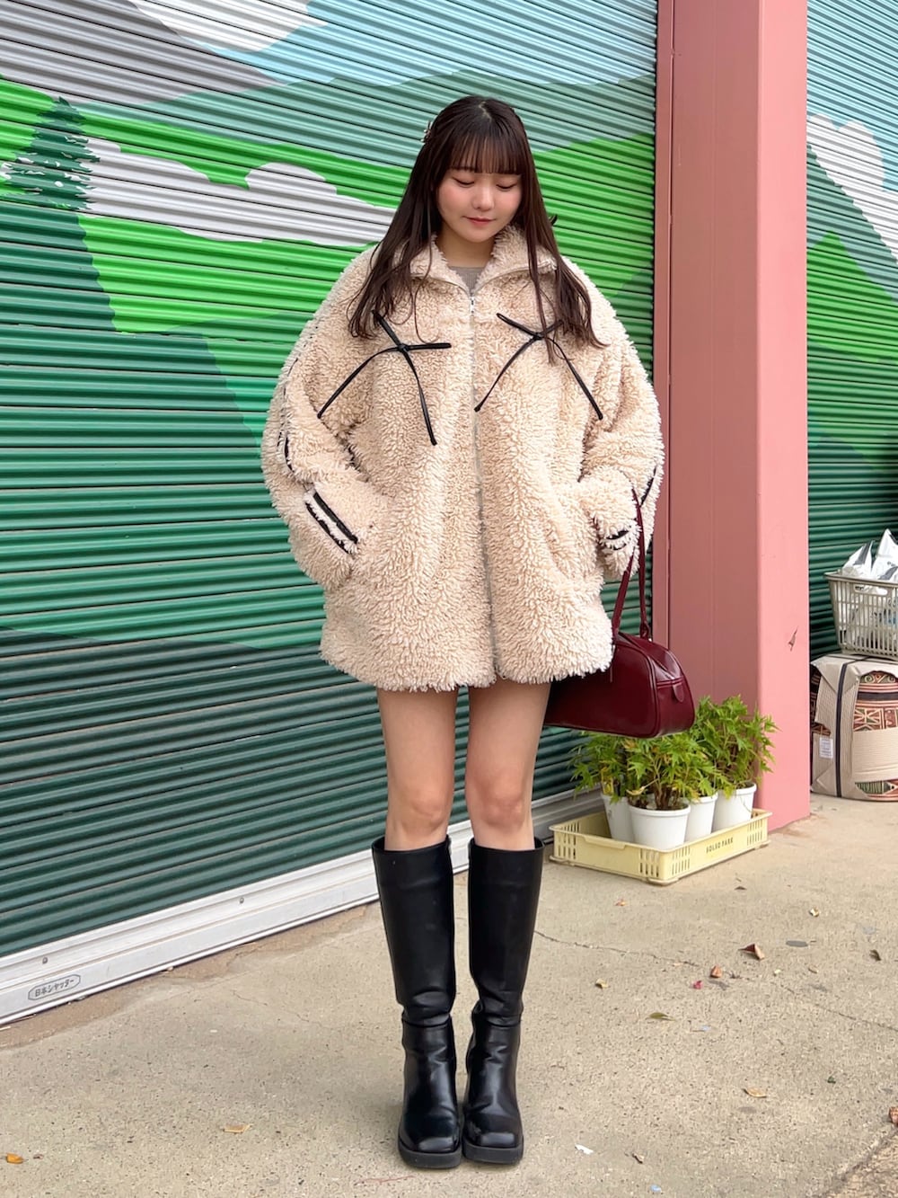「真冬のあったかスタイル、ニット、ショートパンツ、ミニスカート、ロングブーツ、プチプラ、ボア、冬コーデ、冬アウター、ブラウン、チェック、レザー、ワントーンコーデ、韓国ファッション、カジュアル」｜「mily biletの【mily bilet】女性らしさ漂うシンプル美デザイン。スクエアネックリブニットプルオーバー（ニット/セーター、ブラウン系）」を使った、みさねさん（骨格ストレート・レディース・158cm）の冬コーディネートの3枚目の写真