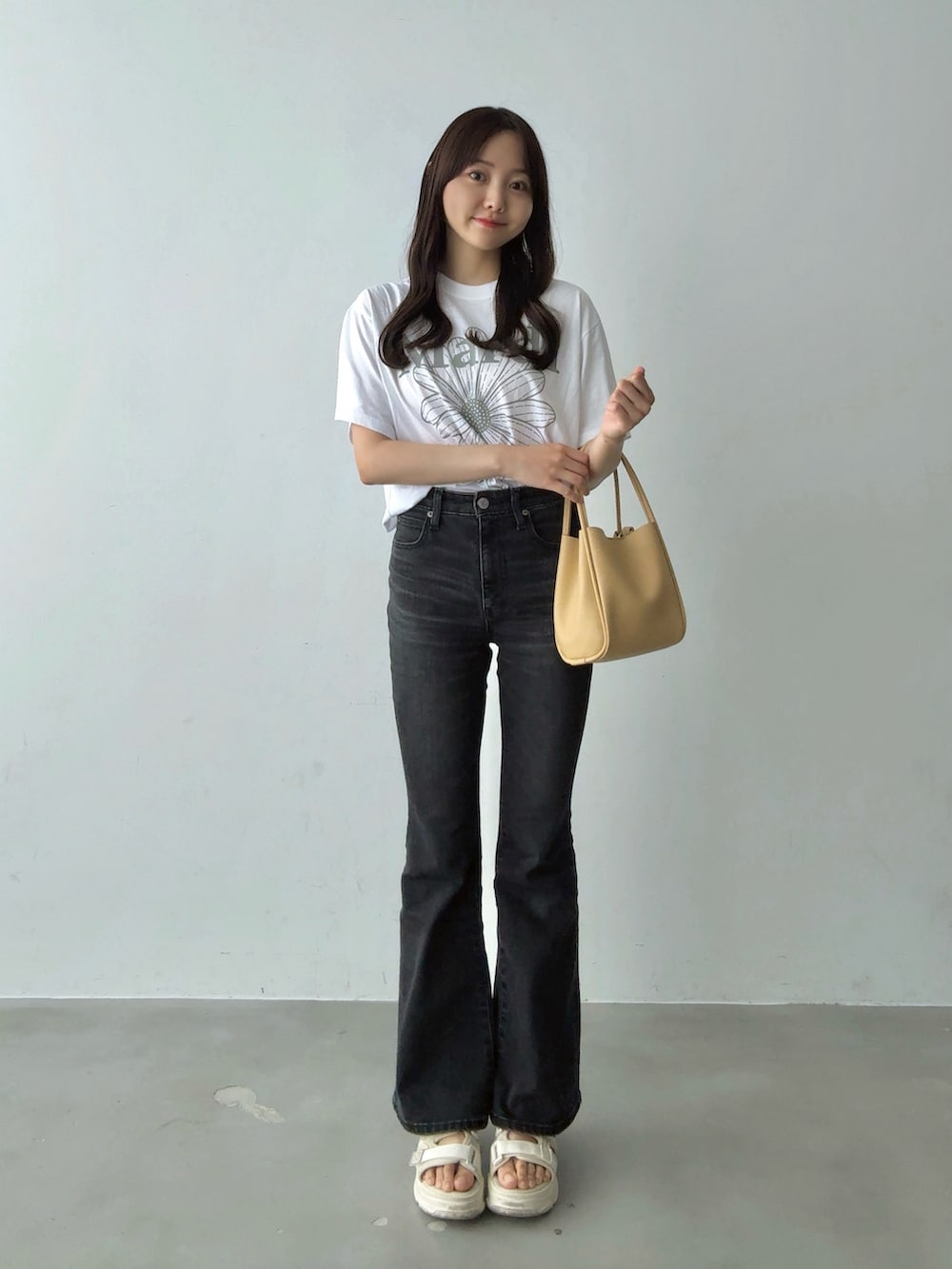 「サンダル、夏コーデ、白Tシャツ、韓国ファッション、ロゴT、きれいめカジュアル、大人カジュアル、大人女子、Tシャツ、デニム、フレアパンツ、シンプルコーデ、プチプラ、差し色コーデ、デートコーデ」｜「Luneaの3wayフェイクレザーミニバッグ（ハンドバッグ、イエロー系）」を使った、みさねさん（骨格ストレート・レディース・158cm）の夏コーディネートの2枚目の写真