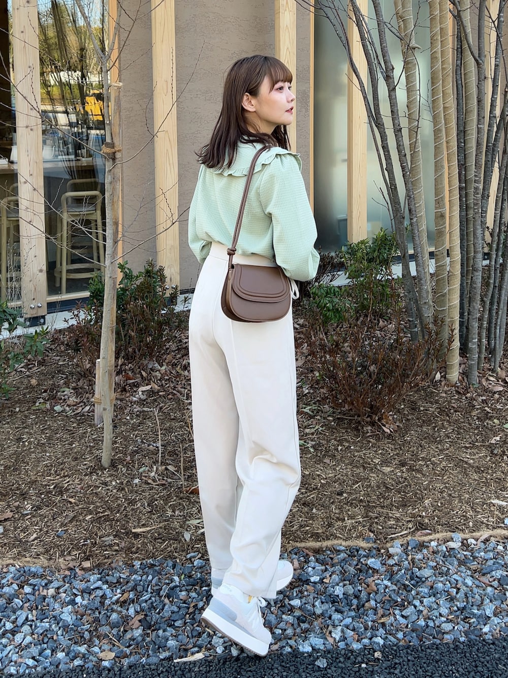 「春のおしゃ見えテクニック、休日スタイル、春コーデ、春服みてみて、パステルカラー、お出かけコーデ、スニーカー、シンプルコーデ、春服、オトナカジュアル、カジュアルスタイル、デートコーデ、ブラウス、パンツスタイル、春カラー」｜「Cham.のウエストリボンワイドパンツ（その他パンツ、ベージュ系）」を使った、みさねさん（骨格ストレート・レディース・158cm）の春コーディネートの3枚目の写真