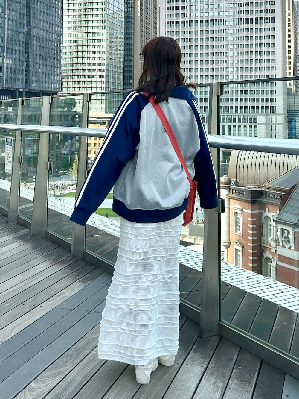 グレー系のブルゾン、ホワイト系のTシャツ/カットソー、レッド系のショルダーバッグを着用したレディースの春コーディネートの5枚目の写真