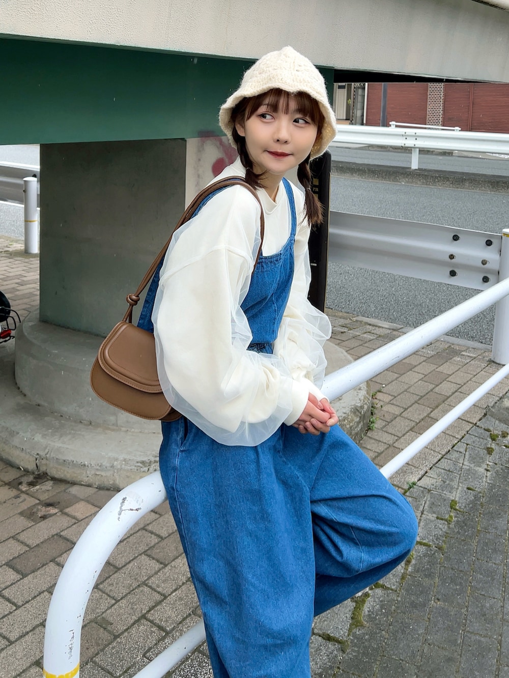 ブルー系のサロペット/オーバーオール、グレー系のスニーカー、ホワイト系のスウェットを着用したレディースの春コーディネートの3枚目の写真