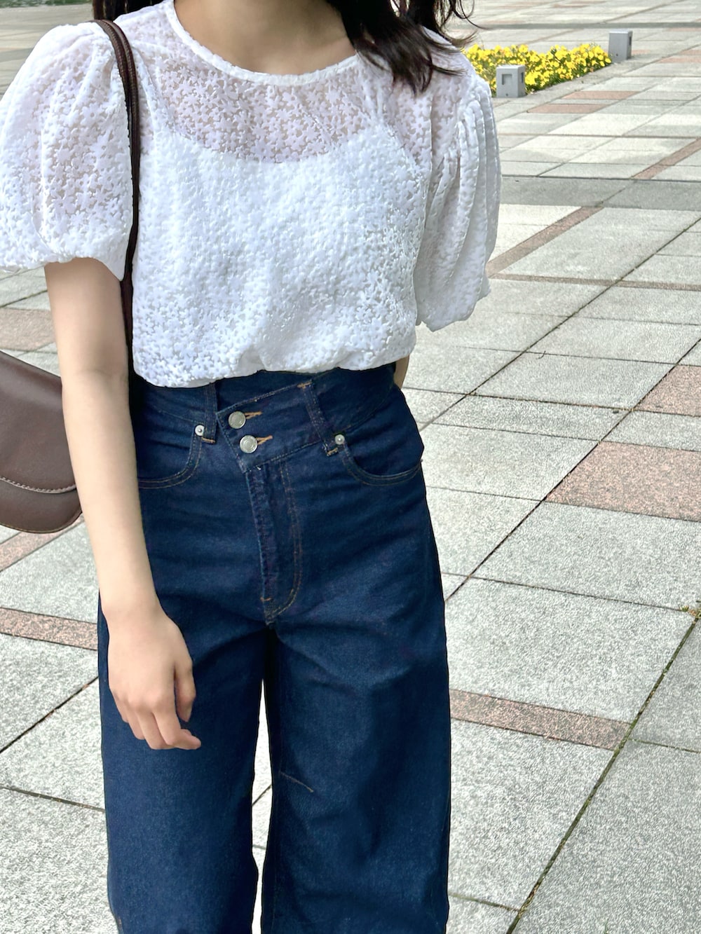 ホワイト系のシャツ/ブラウス、ブラウン系のショルダーバッグ、ブルー系のデニムパンツを着用したレディースの春コーディネートの4枚目の写真