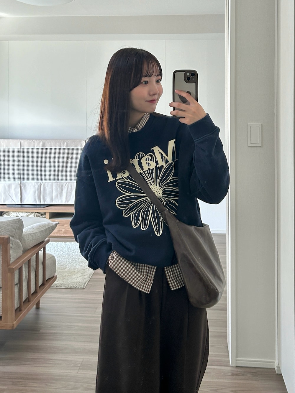 ブラウン系のシャツ/ブラウス、ブラウン系のショルダーバッグ、ベージュ系のブルゾンを着用したレディースの冬コーディネートの5枚目の写真